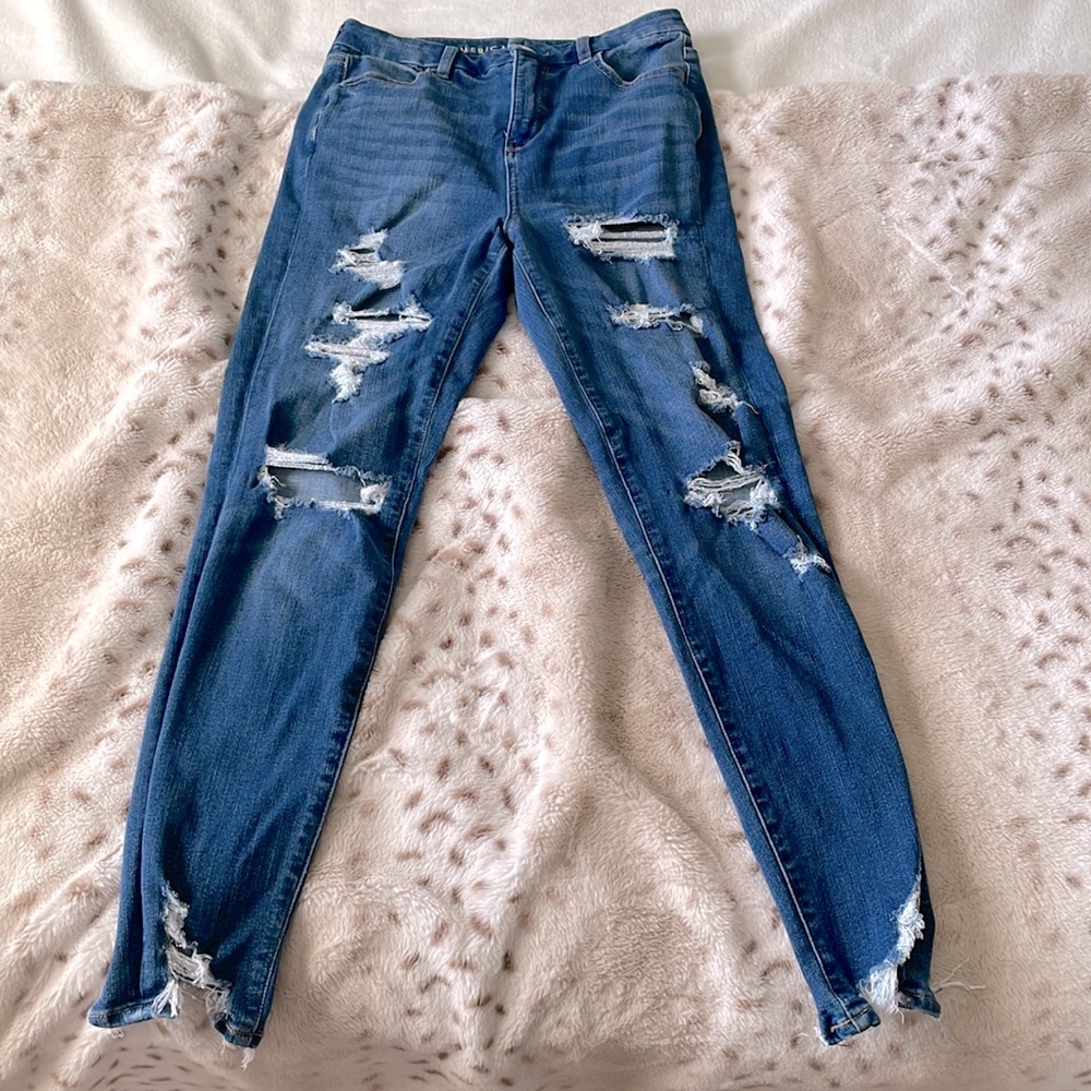 American eagle distressed jeans, light wash, size is 4 regular